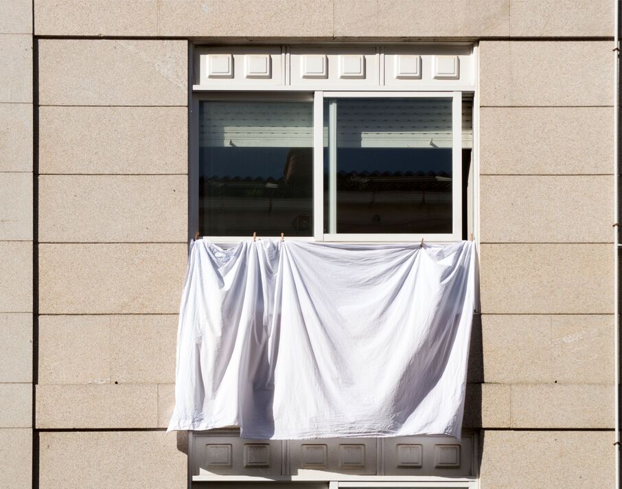 Le linge et les draps sont suspendus au bâtiment Le linge et les draps sont suspendus au bâtiment