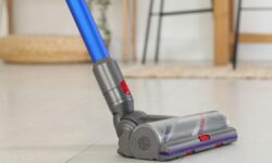 Ce n&rsquo;est pas de Dyson, mais ça pourrait l&rsquo;être : l&rsquo;aspirateur sans fil tout aussi efficace, pratique et qui coûte moins de 65 € pour Prime Day