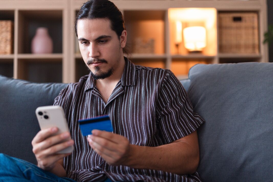 Homme payant pour les achats en ligne avec carte de crédit et smartphone