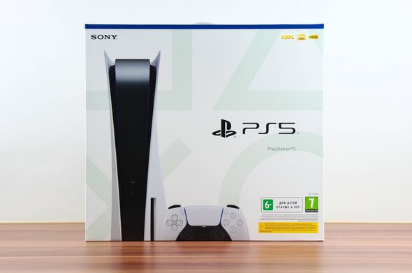 Moscou - 19 novembre 2020 : Nouvelle console de jeux vidéo PlayStation 5 dans la boîte