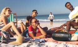 Si je devais emmener une enceinte à la plage cet été, j&rsquo;en choisirais une : étanche et à moins de 50 euros