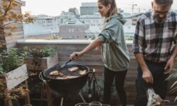 Organiser un bon barbecue est plus facile que jamais : les barbecues portables au charbon et au gaz qui s&rsquo;adaptent le mieux aux petites terrasses