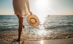 L&rsquo;astuce simple d&rsquo;un sac en plastique signifie que vous ne marcherez pas sur du sable partout après une excursion à la plage.
