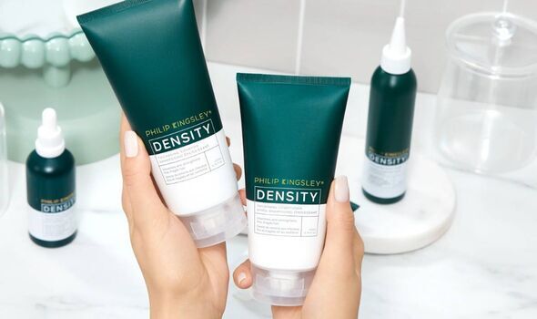 Quelqu'un tenant le shampooing densité