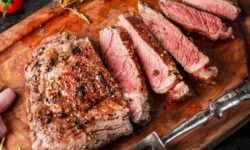 Le steak a meilleur goût si vous râpez 1 ingrédient simple dessus après la cuisson