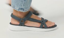 Les « jolies » sandales Skechers « ont aidé mes pieds à survivre » lors d&rsquo;une escapade en ville à 26 % de réduction