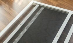 Ni moustiquaires ni répulsifs : l&rsquo;alternative la plus efficace, la plus innovante et la plus simple à installer pour garder votre maison exempte d&rsquo;insectes