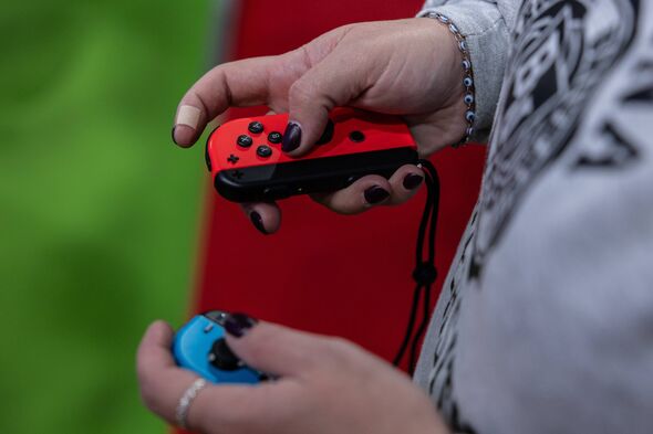 MILAN, ITALIE - 22 NOVEMBRE : une femme manipule un Joy-Con, qui fait partie du système de jeu Nintendo Switch, lors de la Milan Games Week & Cartoomic