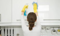 Les armoires de cuisine auront « l&rsquo;air neuves » une fois nettoyées avec une solution naturelle – pas de récurage