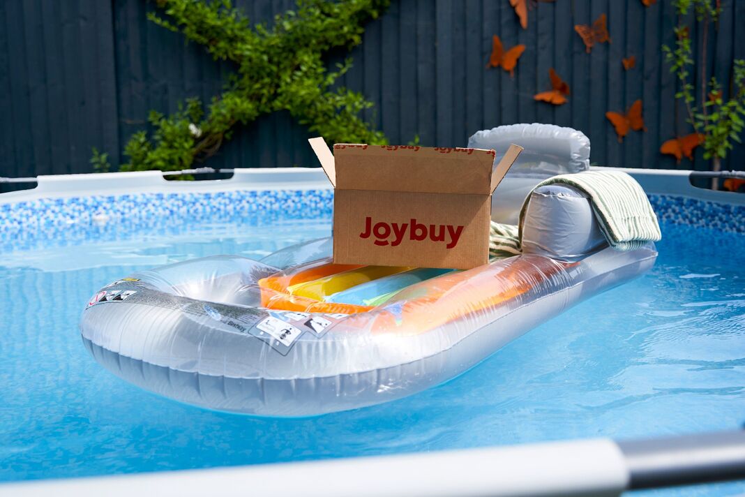 Gonflable dans la piscine avec une boîte en carton de marque Joybuy sur le dessus
