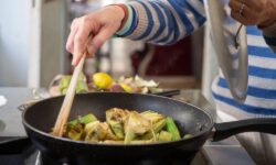 Différence entre frire et sauter des aliments — tout cuisinier à la maison devrait le savoir