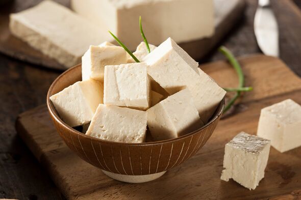 Tofu de soja cru biologique sur fond