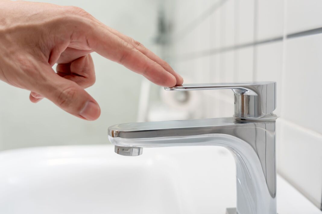 Économisez de l'eau. L'homme continue de couper l'eau courante dans la salle de bain pour protéger l'environnement. Verdir la planète, réduire le réchauffement climatique, sauver le monde, la vie, 