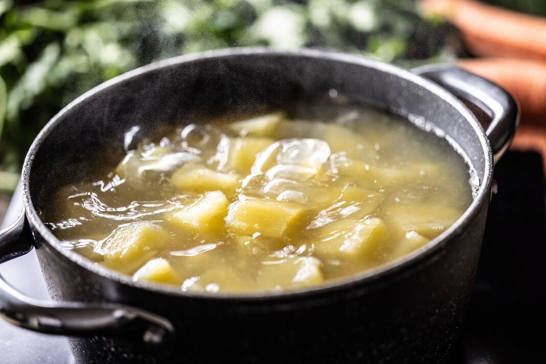 Préparer les pommes de terre en les faisant bouillir dans une casserole. Les pommes de terre hachées sont bouillies dans de l'eau salée.