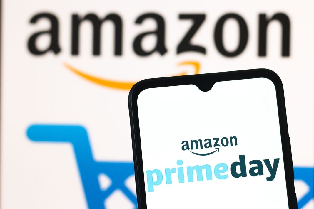 Logo Amazon Prime Day sur un téléphone intelligent avec logo Amazon en arrière-plan