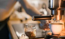 Passer au café fraîchement moulu n&rsquo;a jamais été aussi simple : les machines à café super automatiques les plus vendues à moins de 200 €