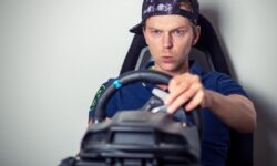 Installer une configuration de simulation de course est moins cher que vous ne le pensiez avec ces offres : volants avec retour de force, pédalier et cockpit à prix cassé