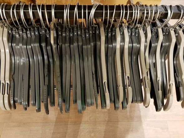Cintres suspendus dans un rack