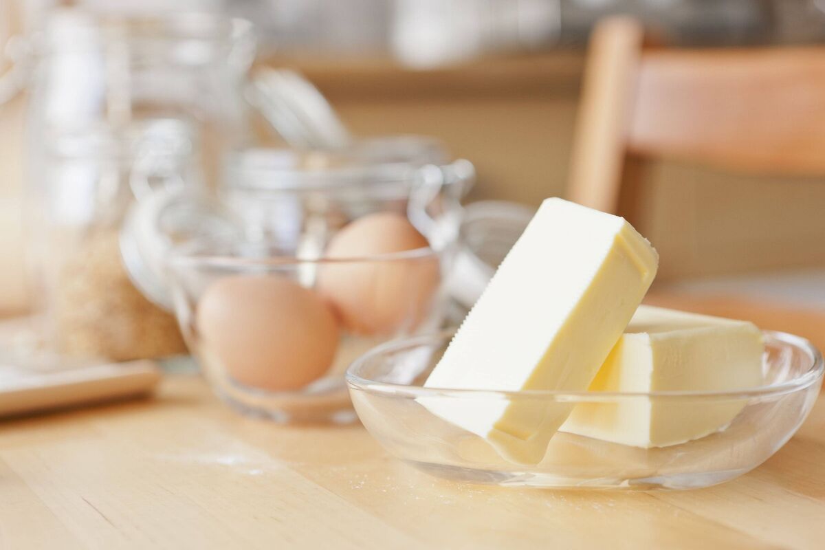 Beurre et oeufs sur table en bois
