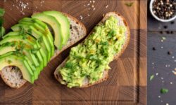 Les toasts à l&rsquo;avocat seront savoureux et beurrés lorsqu&rsquo;ils seront saupoudrés d&rsquo;un ingrédient simple.
