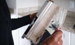Les ménages britanniques sont invités à mettre du papier d&rsquo;aluminium sur leurs fenêtres avant dimanche