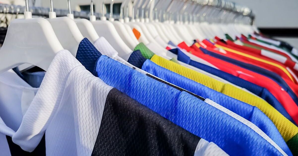 Les fans de football pourraient s'asseoir sur des maillots vintage d'une valeur de 637 £ – vérifiez les armoires