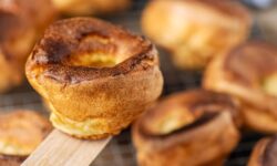 Oubliez l&rsquo;huile d&rsquo;olive lors de la cuisson du pudding du Yorkshire pour des résultats moelleux et une « bonne montée »