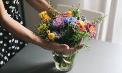 Les fleurs vivront plus longtemps et seront éclatantes en ajoutant 2 articles de cuisine courants à l&rsquo;eau