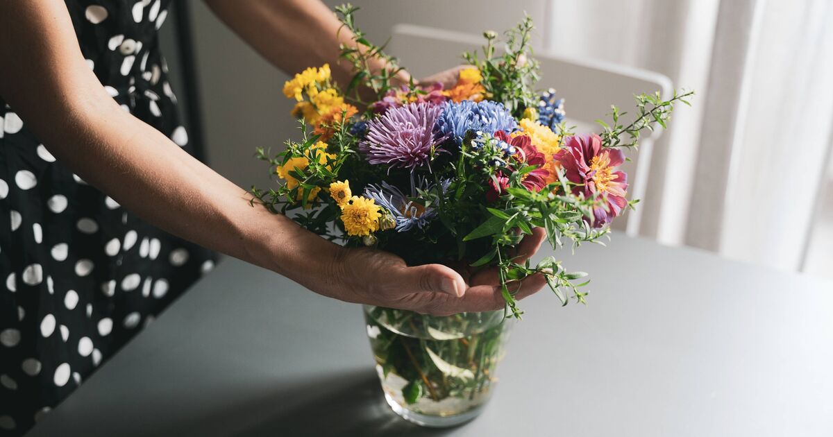 Les fleurs vivront plus longtemps et seront éclatantes en ajoutant 2 articles de cuisine courants à l'eau