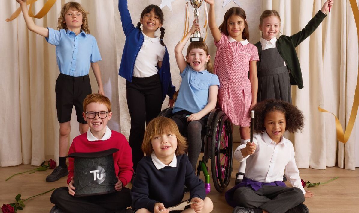 Enfants portant des uniformes de Sainsbury's Enfants portant des uniformes de Sainsbury's