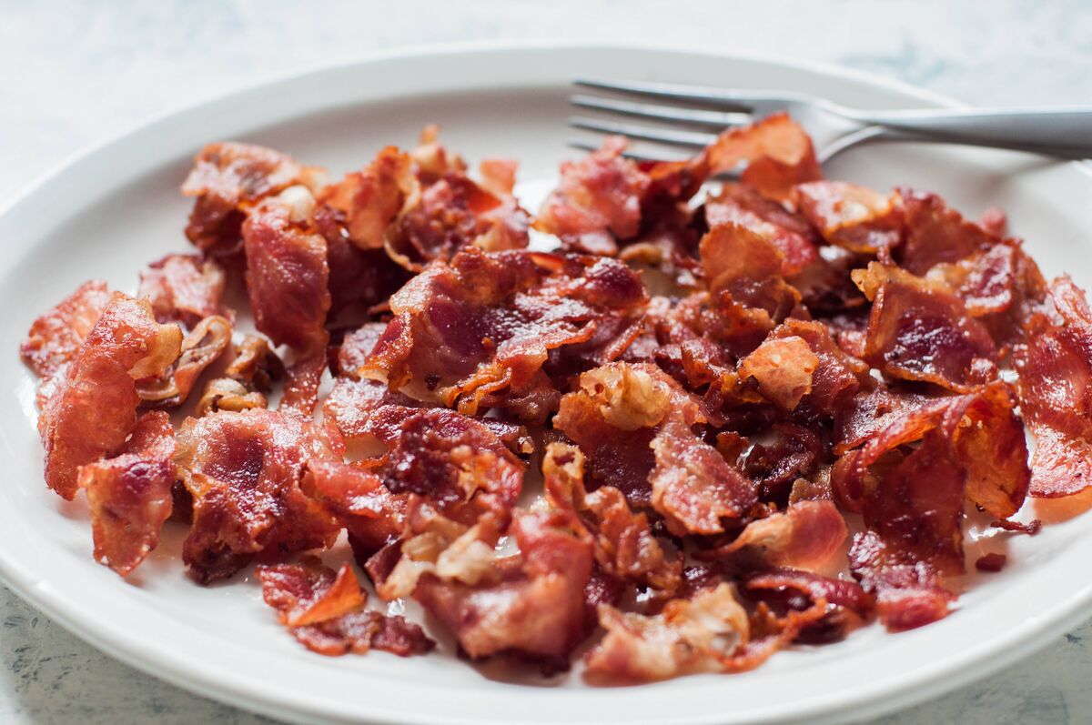 Close-up de nature morte de bacon frit croustillant fraîchement cuit Close-up de nature morte de bacon frit croustillant fraîchement cuit