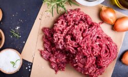 Le bœuf haché sera tendre et plus savoureux si 1 aliment de base du placard de cuisine est ajouté