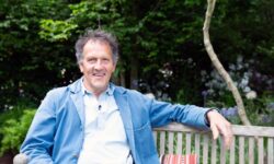 Monty Don nomme un élément à éviter dans les mangeoires à oiseaux pour dissuader les rats et les écureuils