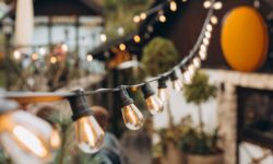 Des lumières de jardin « lumineuses » qui font de « s&rsquo;asseoir dehors le soir un plaisir » maintenant en vente