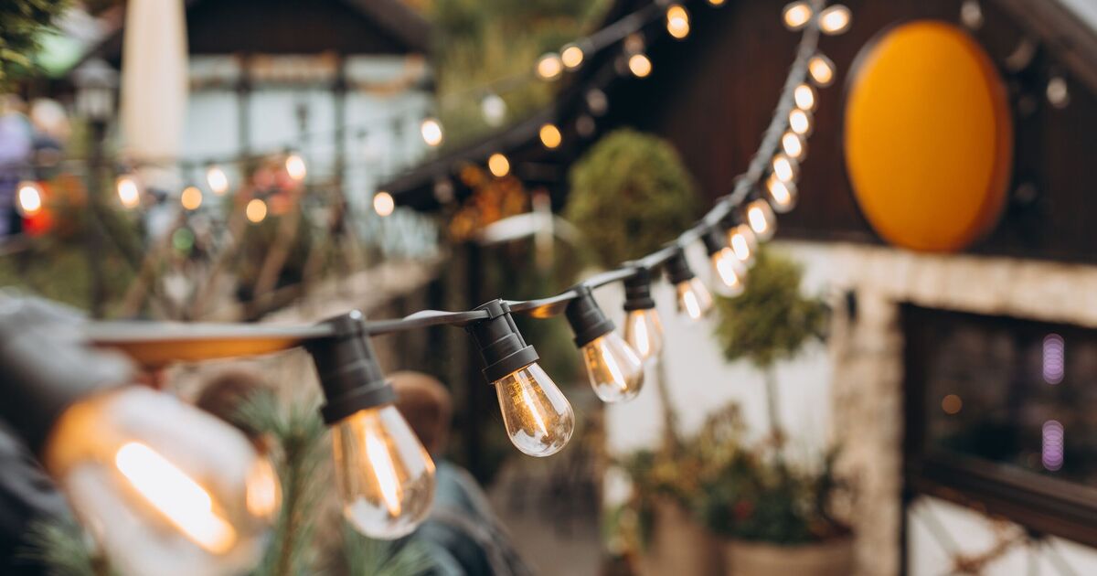 Des lumières de jardin « lumineuses » qui font de « s'asseoir dehors le soir un plaisir » maintenant en vente