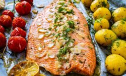 Le saumon sera plus juteux si vous recouvrez le poisson d&rsquo;un ingrédient simple avant la cuisson