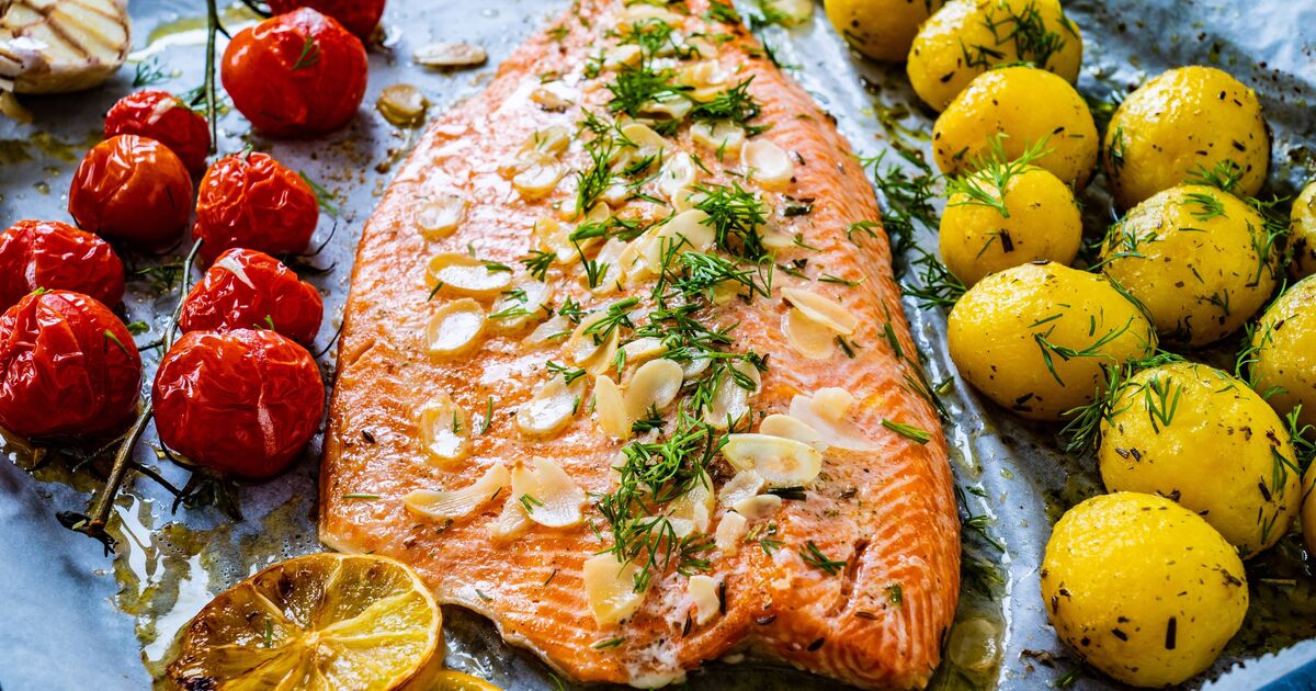 Le saumon sera plus juteux si vous recouvrez le poisson d'un ingrédient simple avant la cuisson