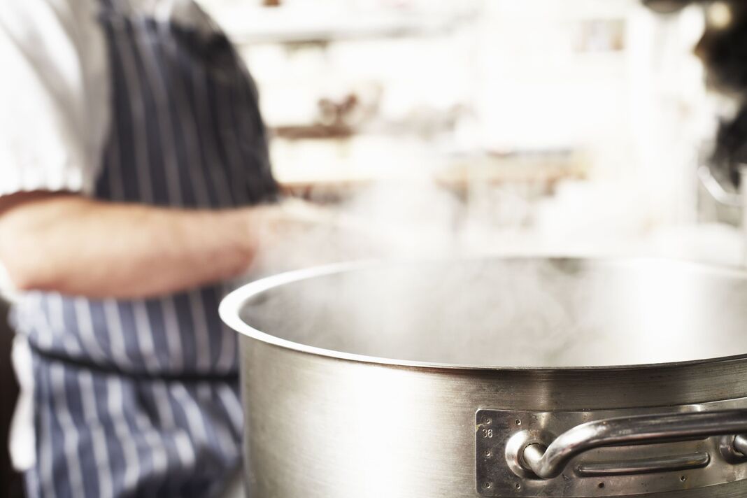 Gros plan d'une marmite bouillante dans la cuisine Gros plan d'une marmite bouillante dans la cuisine