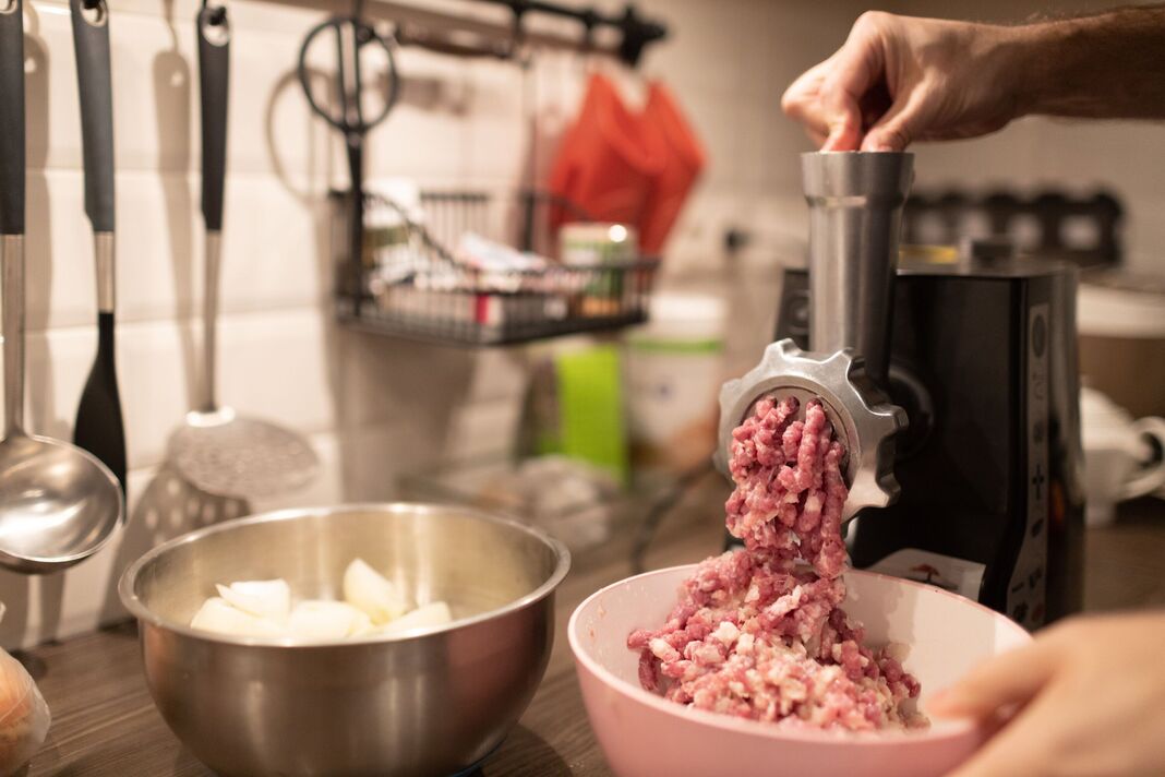 Machine à hachoir avec de la viande fraîche hachée dans la cuisine de la maison. Préparation de la viande hachée Machine à hachoir avec de la viande fraîche hachée dans la cuisine de la maison. Préparation de la viande hachée