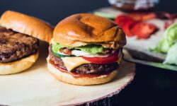Les hamburgers seront plus juteux et plus savoureux si 1 ingrédient est ajouté au mélange