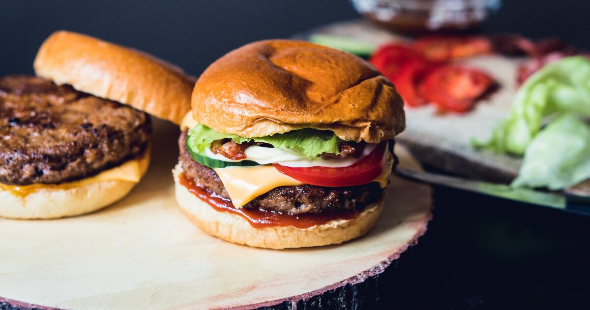 Les hamburgers seront plus juteux et plus savoureux si 1 ingrédient est ajouté au mélange