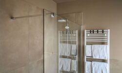 Les parois de douche brillent comme neuves lorsque vous utilisez 2 articles que l&rsquo;on trouve généralement dans la cuisine