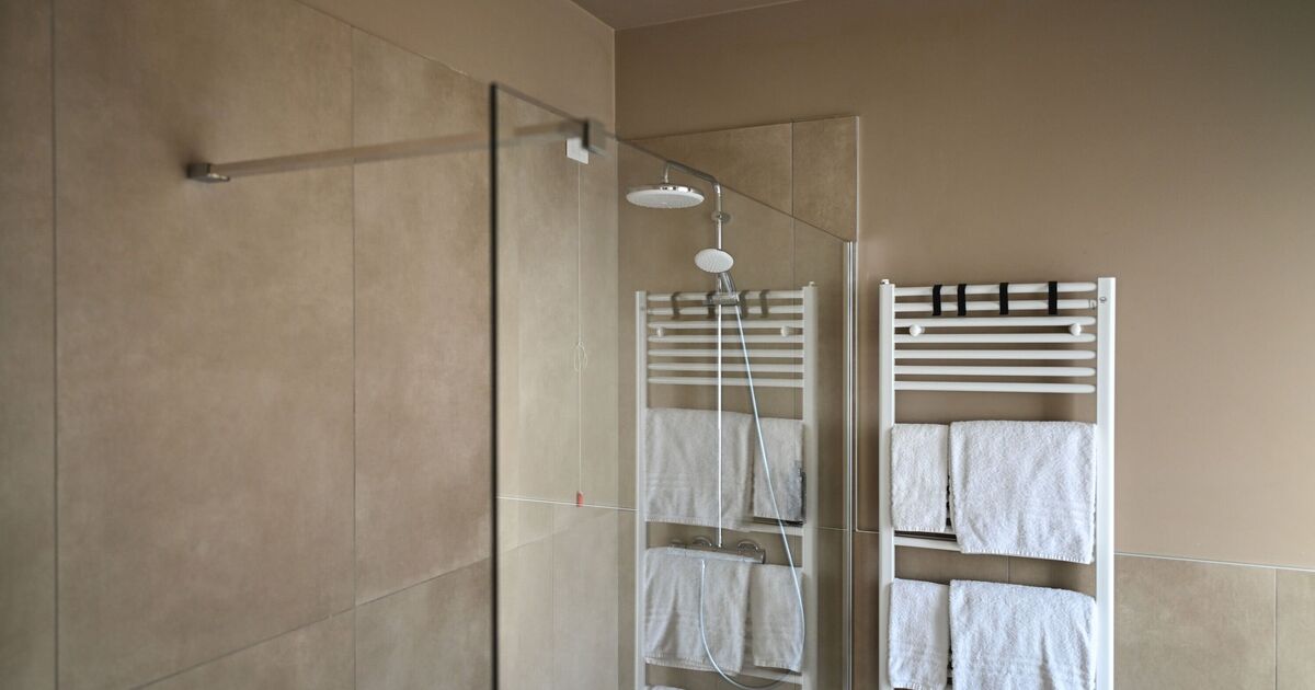 Les parois de douche brillent comme neuves lorsque vous utilisez 2 articles que l'on trouve généralement dans la cuisine