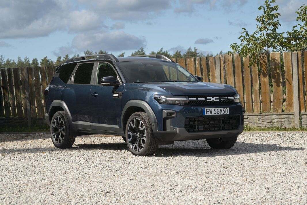 Dacia Bigster sur une route
