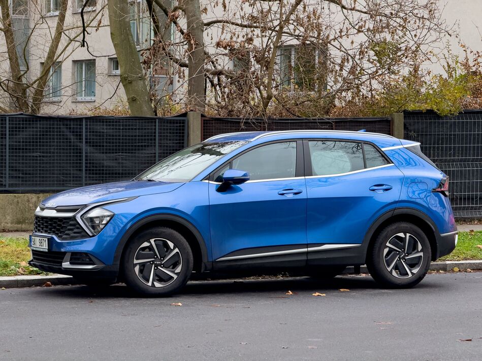 Voiture SUV bleue Kia Sportage V NQ5 garée dans la rue