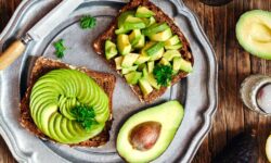 L&rsquo;avocat sur du pain grillé est à chaque fois plus crémeux lorsqu&rsquo;il est saupoudré d&rsquo;un simple aliment de base de la cuisine.