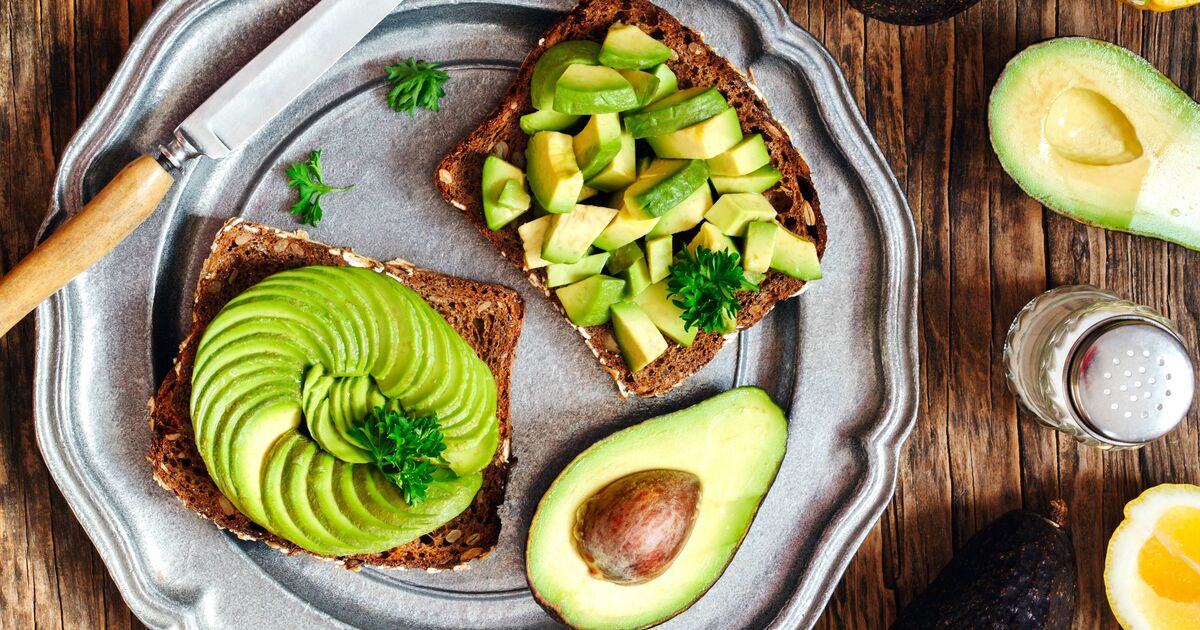 L'avocat sur du pain grillé est à chaque fois plus crémeux lorsqu'il est saupoudré d'un simple aliment de base de la cuisine.