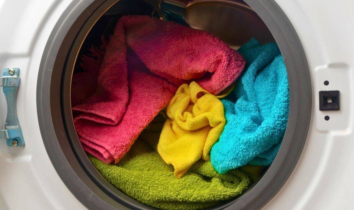 Photo de serviettes dans une machine à laver Photo de serviettes dans une machine à laver