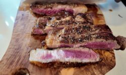 Je cuisine parfaitement un steak à chaque fois sans thermomètre à viande en utilisant la méthode « à la main » du chef