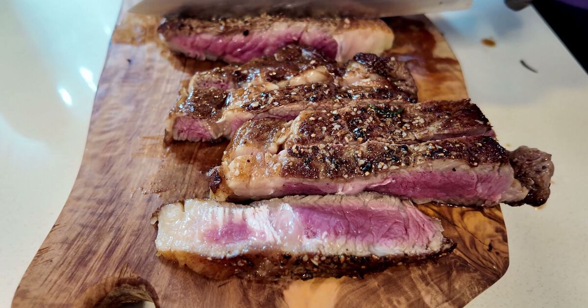 Je cuisine parfaitement un steak à chaque fois sans thermomètre à viande en utilisant la méthode « à la main » du chef